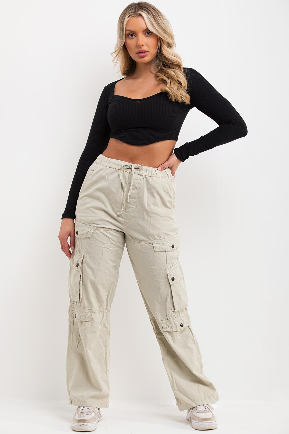 Cargo Trousers With Wide Legs And Side Pockets Beige